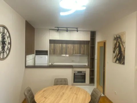Moderna kuhinja sa ugradnim elementima i trpezarijskim stolom. - image 3