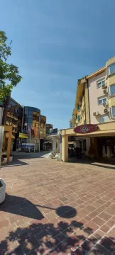 Pogled na eksterijer poslovno-stambene zgrade i popločano šetalište. - image 27