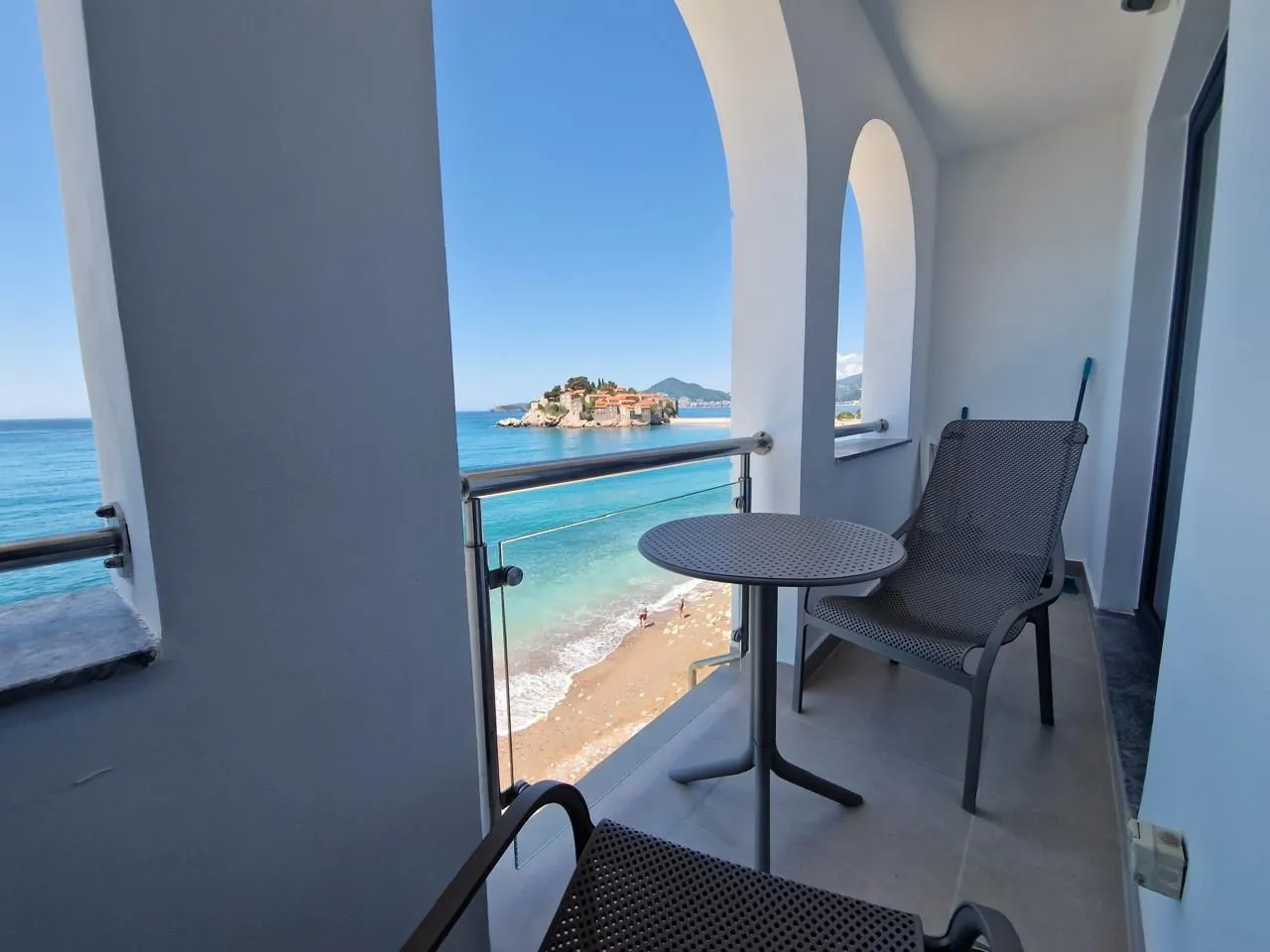 Namtještena terasa sa pogledom na more i Sveti Stefan.