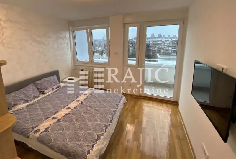 Furnished bedroom with a double bed and access to the terrace.
