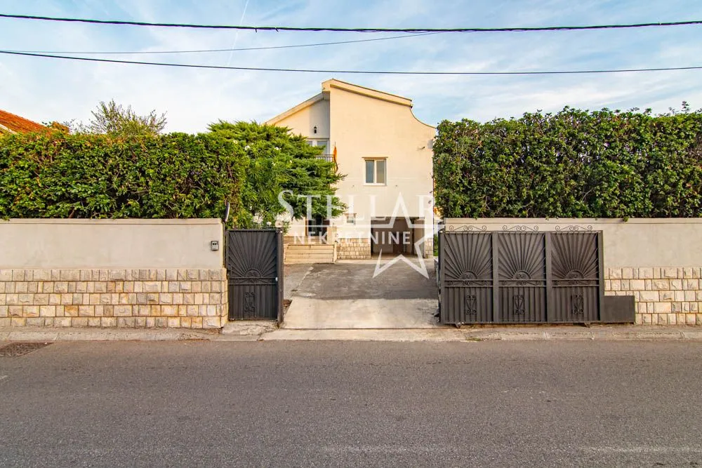 Izdavanje, kuća, 250m², Zagorič, Podgorica