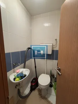 Manje kupatilo sa toaletom, malim umivaonikom i pločicama na zidovima. - image 7