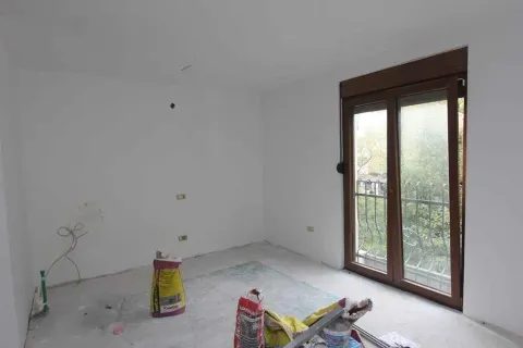Prazna soba u izgradnji sa balkonskim vratima. - image 20