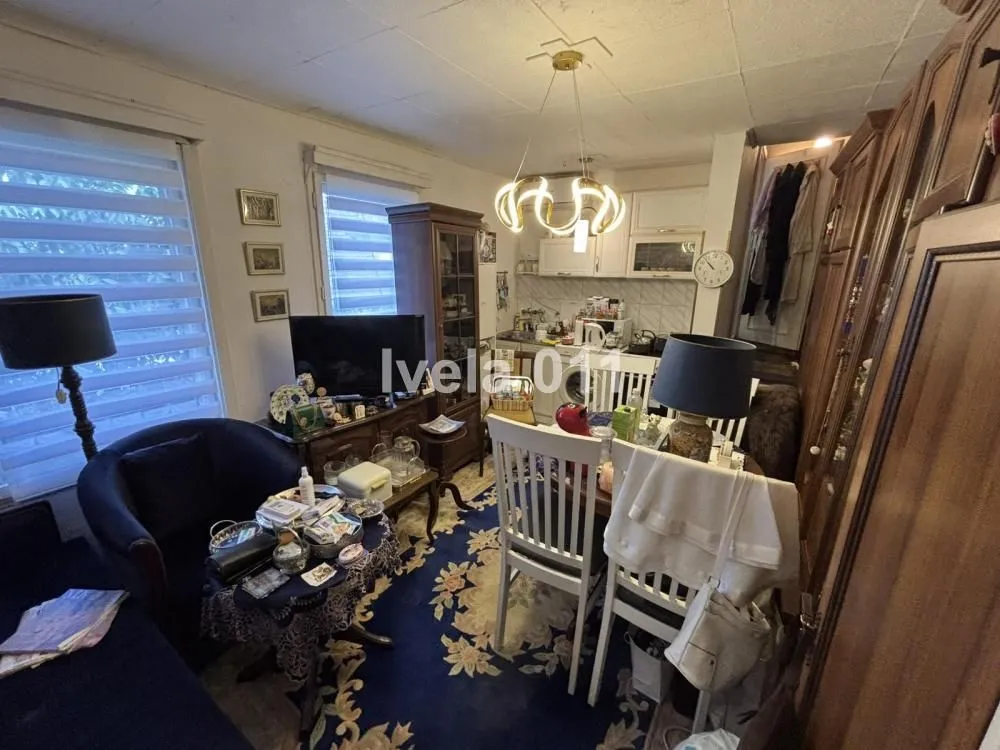 Living room with a dining area and an open layout towards the kitchen.