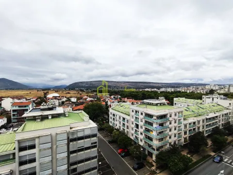 Pogled iz visine na gradsko naselje i okolne planine. - image 4
