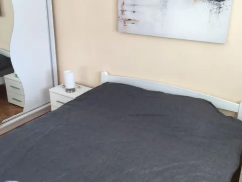 Namještena spavaća soba sa bračnim krevetom, ormarom i slikom na zidu. - image 10
