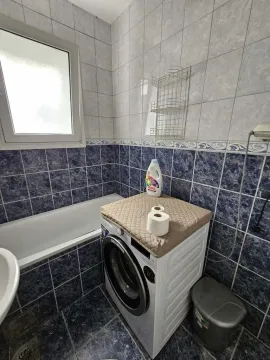 Kupatilo sa kadom, plavo-bijelim pločicama i mašinom za veš. - image 14