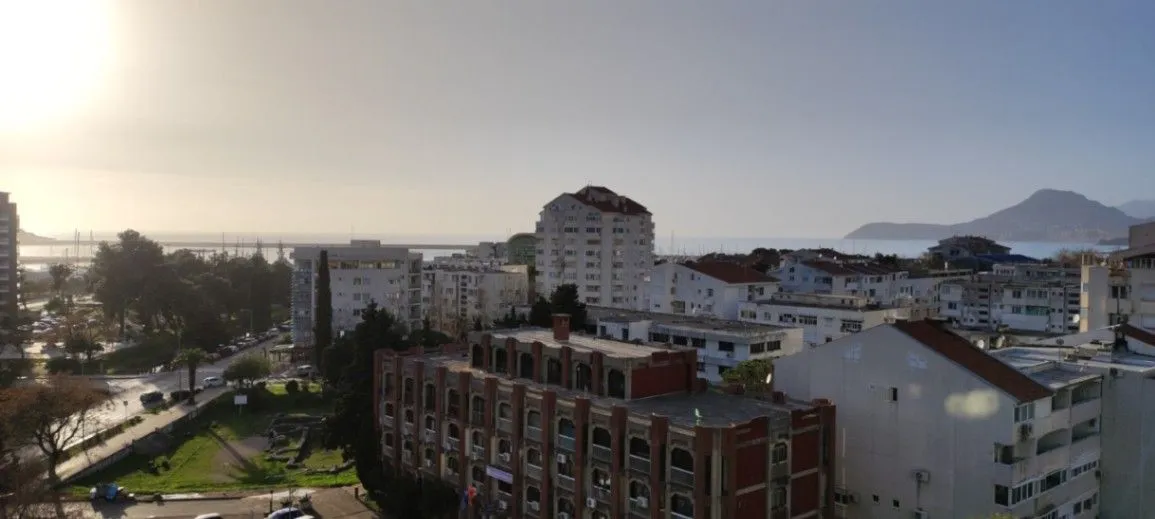 Izdavanje, dvosoban stan, 75m², Centar, Bar