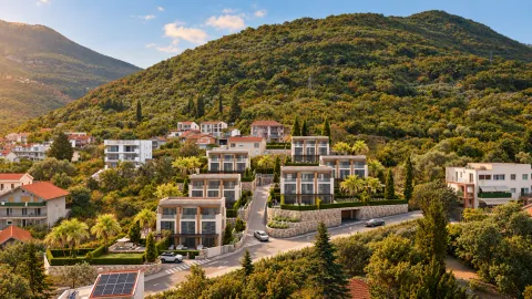 Pogled sa visine na moderno stambeno naselje okruženo zelenilom i brdima. - image 7