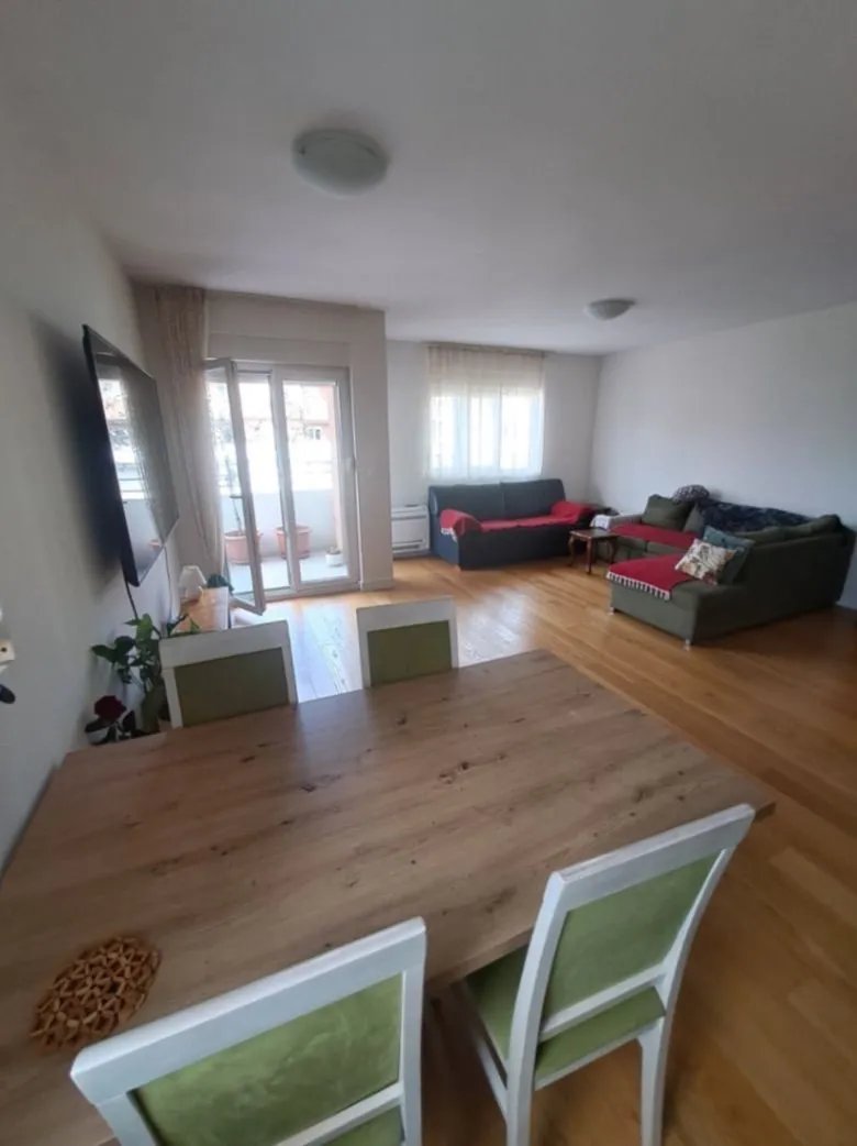 Izdavanje, trosoban stan, 100m², Central Point, Podgorica