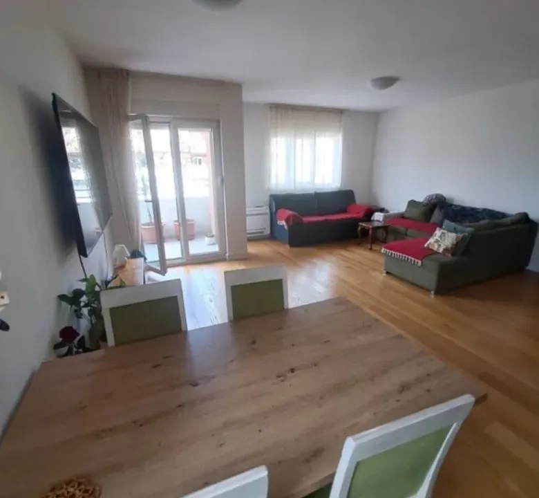 Izdavanje, trosoban stan, 100m², Central Point, Podgorica