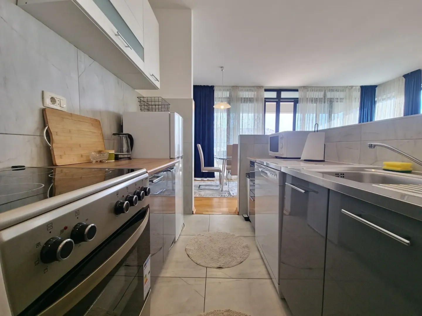Modern and equipped kitchen with work units and appliances.