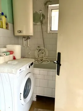 Starije opremljeno kupatilo sa kadom, bojlerom i veš mašinom. - image 9