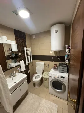 Manje kupatilo sa umivaonikom, WC šoljom, bojlerom i veš mašinom. - image 12