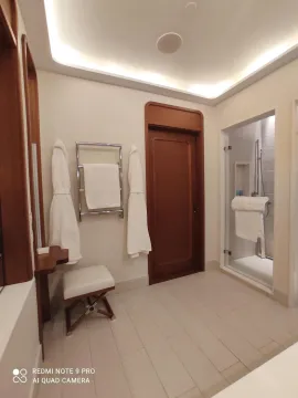 Svijetlo i moderno kupatilo sa tuš kabinom i drvenim elementima. - image 2