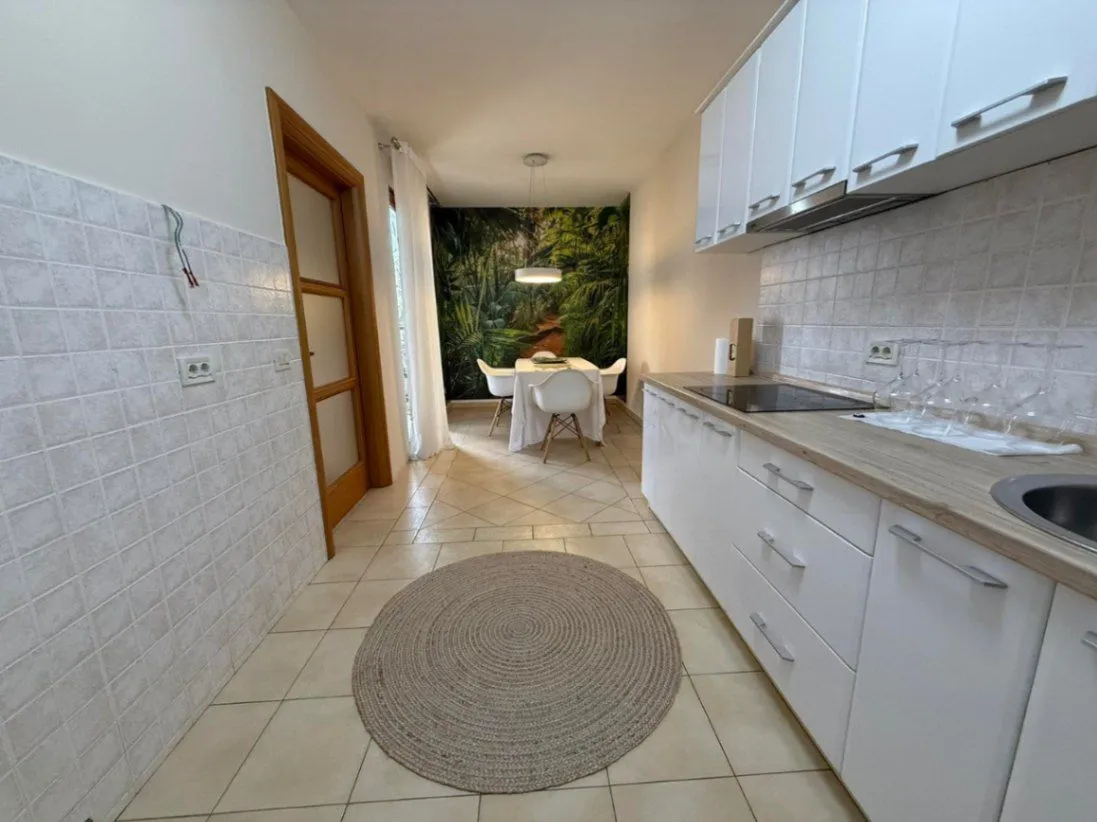 Izdavanje, četvorosoban stan, 200m², Gorica C, Podgorica