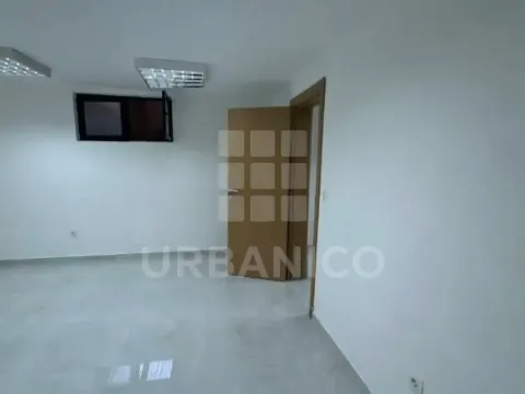 Izdavanje, poslovni prostor, 64m², Baston, Podgorica - image 5