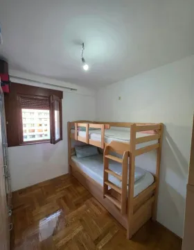 Dječija soba sa drvenim krevetom na sprat i parketom na podu. - image 4