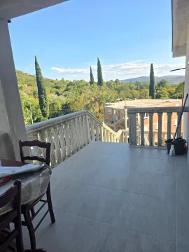 Prostrana popločana terasa sa garniturom za sjedenje i pogledom na prirodu. - image 14
