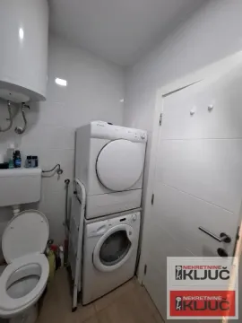 Kupatilo opremljeno toaletom, bojlerom i mašinama za pranje i sušenje veša. - image 8