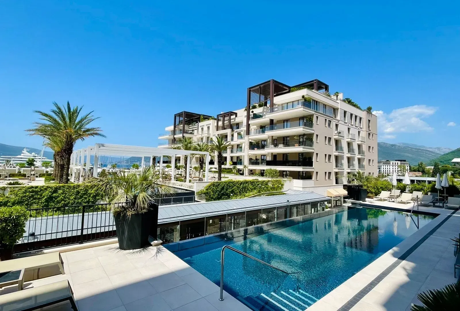 Izdavanje, dvosoban stan, 146m², Tivat, Crna Gora