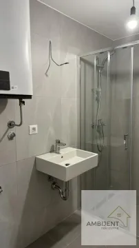 Moderno opremljeno kupatilo sa tuš kabinom i umivaonikom. - image 11