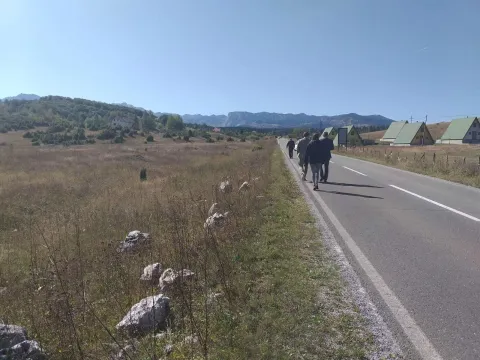Pogled na prirodni pejzaž i put pored zemljišta. - image 7
