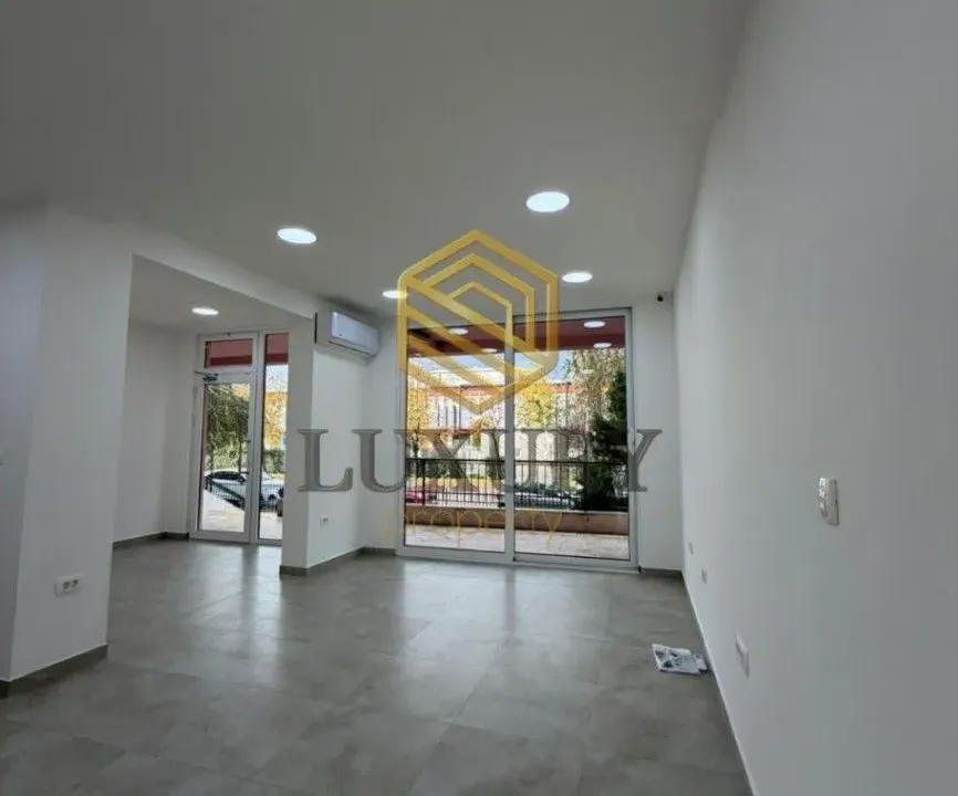 Izdavanje, poslovni prostor, 57m², 1 maj, Podgorica