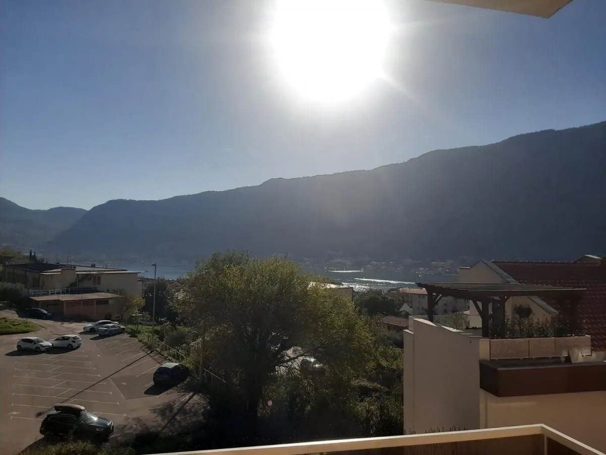 Izdavanje, dvosoban stan, 65m², Dobrota, Kotor