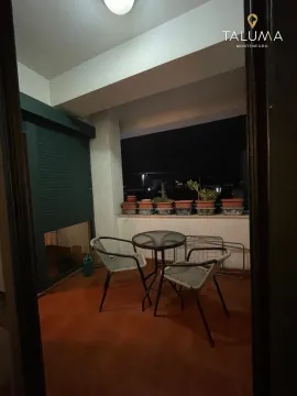 Natkrivena terasa sa stolom, stolicama i saksijama sa cijećem noću. - image 3