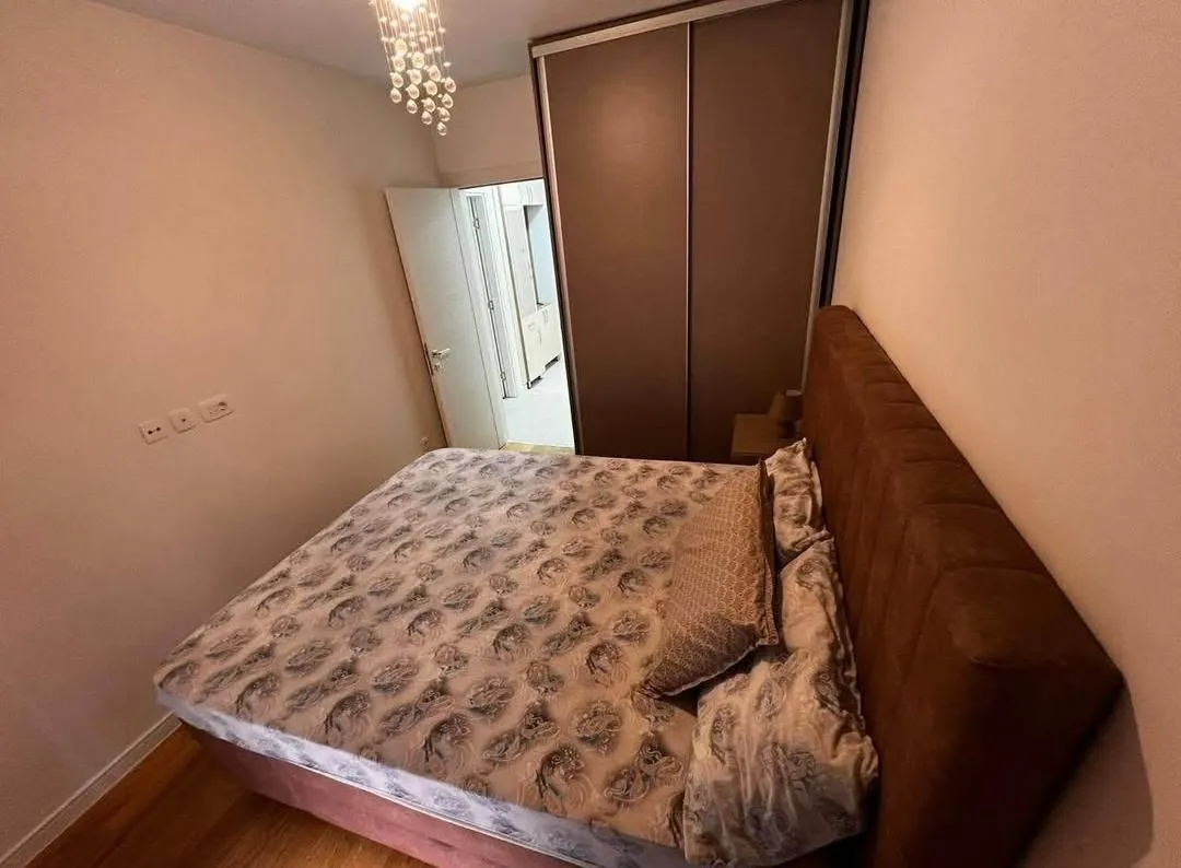 Spavaća soba sa bračnim krevetom i ugradnim plakarom.