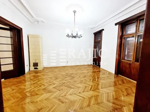 Empty living room with parquet flooring and decorative ceiling. - image 4