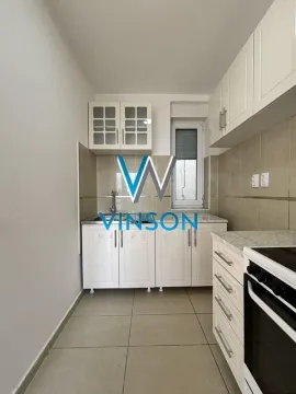 Manja kuhinja sa belim elementima i šporetom. - image 7