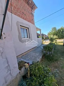 Pogled na spoljašnjost kuće sa dvorištem. - image 11