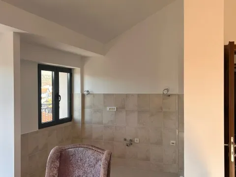 Izdavanje, četvorosoban stan, 150m², Tološi, Podgorica - image 10