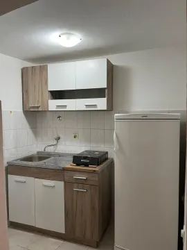 Mala kuhinja sa kombinovanim elementima i frižiderom. - image 4