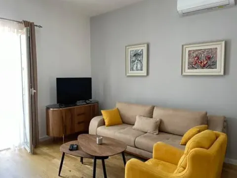 Izdavanje, jednosoban stan, 33m², Centar, Cetinje