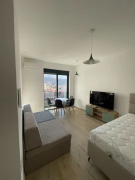 Namještena spavaća soba sa bračnim krevetom, sofom, TV-om i izlazom na terasu. - image 9