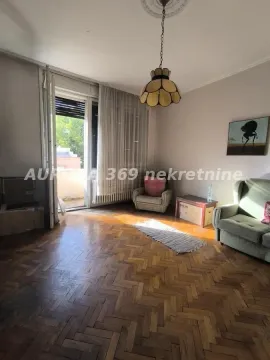 Dnevna soba sa drvenim parketom, nameštajem i izlazom na terasu. - image 2