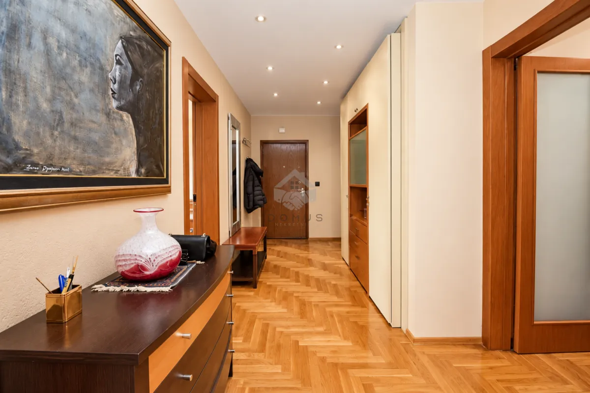 Prodaja, četvorosoban stan, 280m², Preko Morače, Podgorica