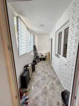 Zastakljeni balkon sa pločicama na podu i odloženim stvarima. - image 9