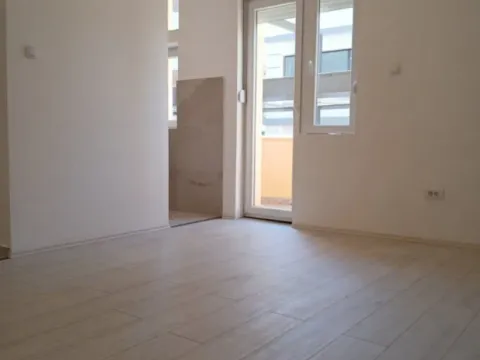 Izdavanje, dvosoban stan, 57m², Centar, Podgorica - image 11