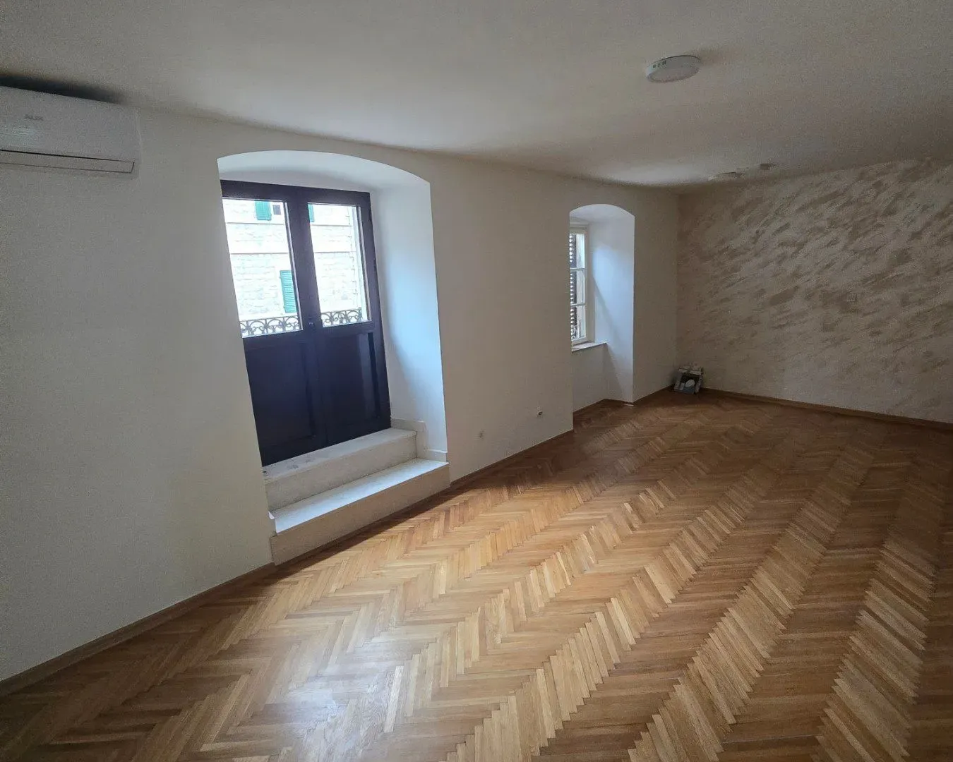Izdavanje, poslovni prostor, 100m², Stari Grad Kotor, Kotor