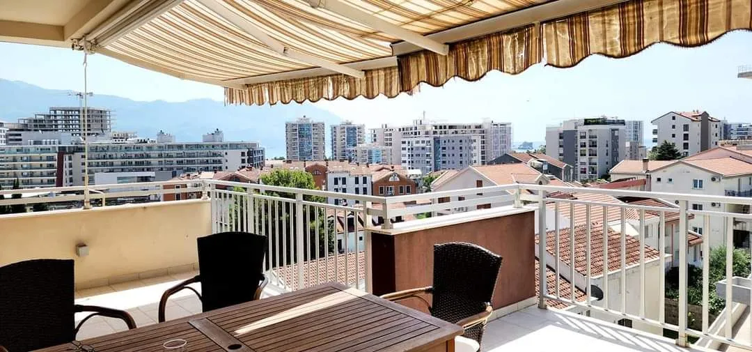 Izdavanje, trosoban stan, 103m², Centar, Budva