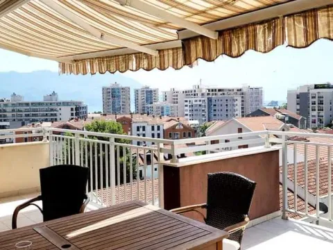 Izdavanje, trosoban stan, 103m², Centar, Budva - image 1