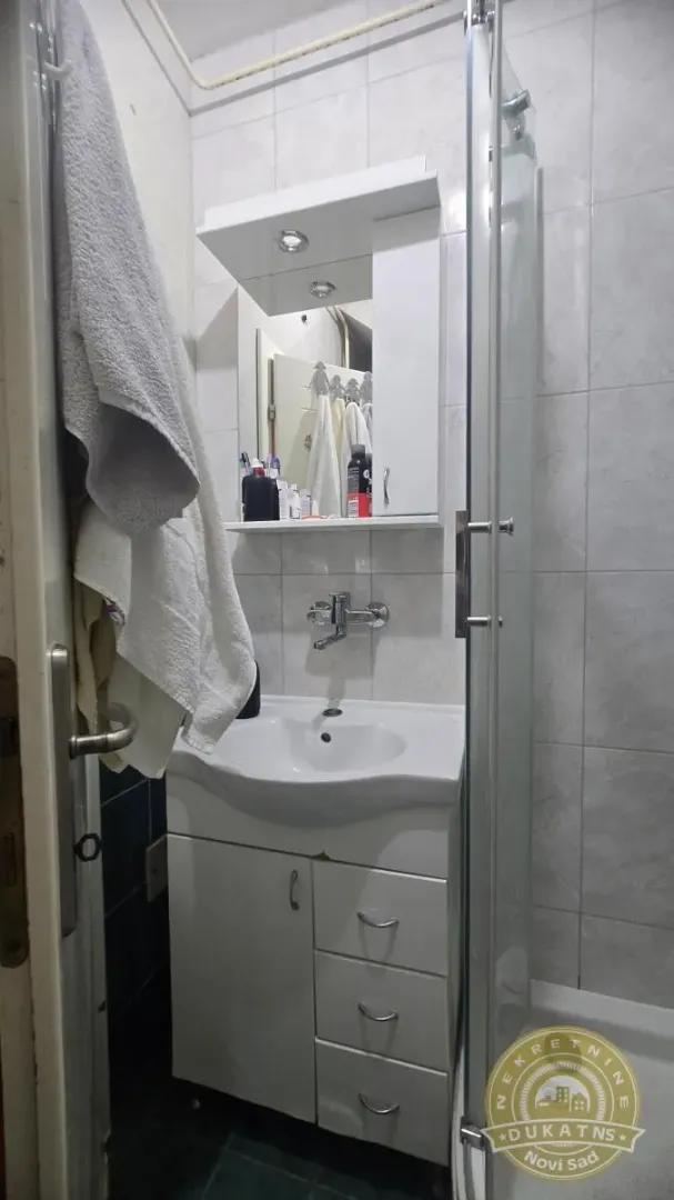 Izdavanje, dvosoban stan, 43m², Bulevar Oslobodjenja, Novi Sad Sve Podlokacije