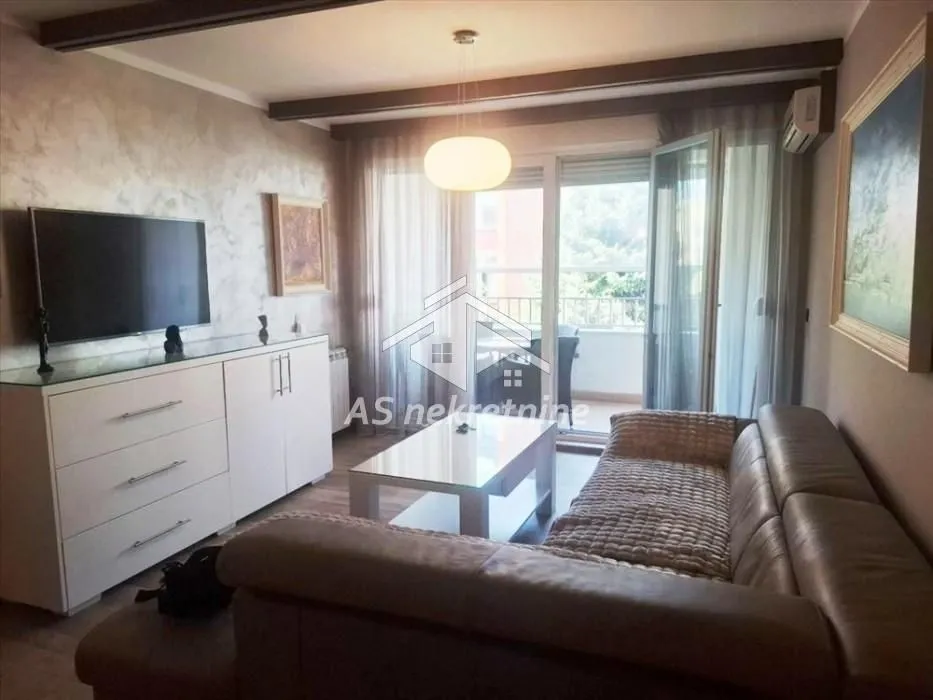 Izdavanje, trosoban stan, 68m², Vračar Sve Podlokacije, Beograd