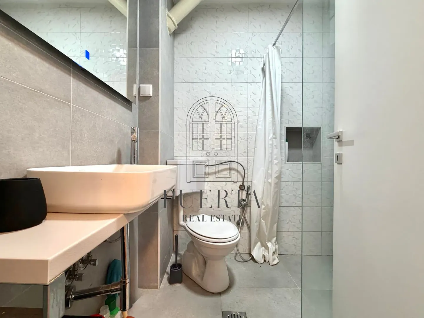 Modern bathroom with a washbasin and a shower cabin.
