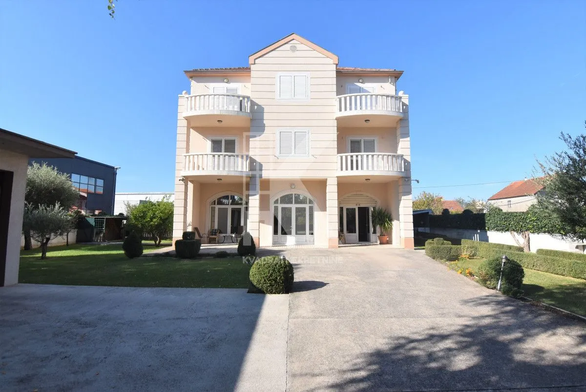 Rent, house, 752m², Zelenika, Podgorica