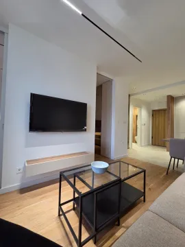 Moderan dnevni boravak sa garniturom, televizorom i staklenim stočićem. - image 4